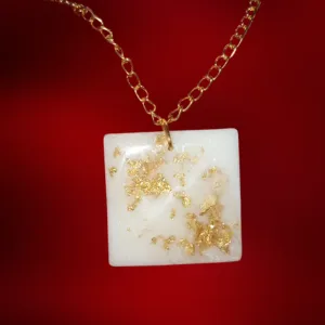 Handcrafted resin jewelry with embedded flowers (11)
