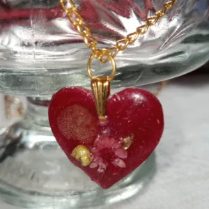 Handcrafted resin jewelry with embedded flowers (36)