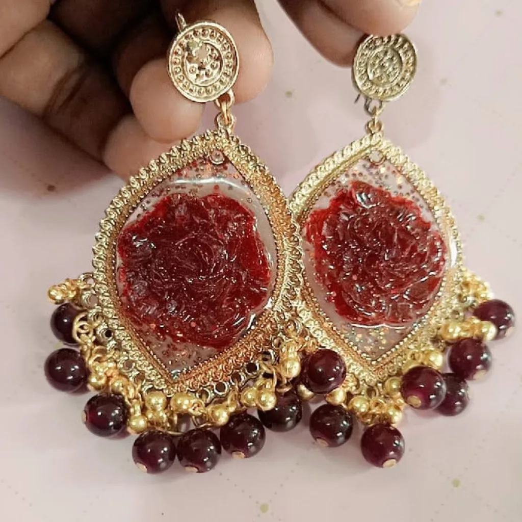 maroon resin